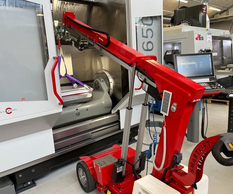 Red Smartlift places a 70 kg aluminum part in a CNC milling machine