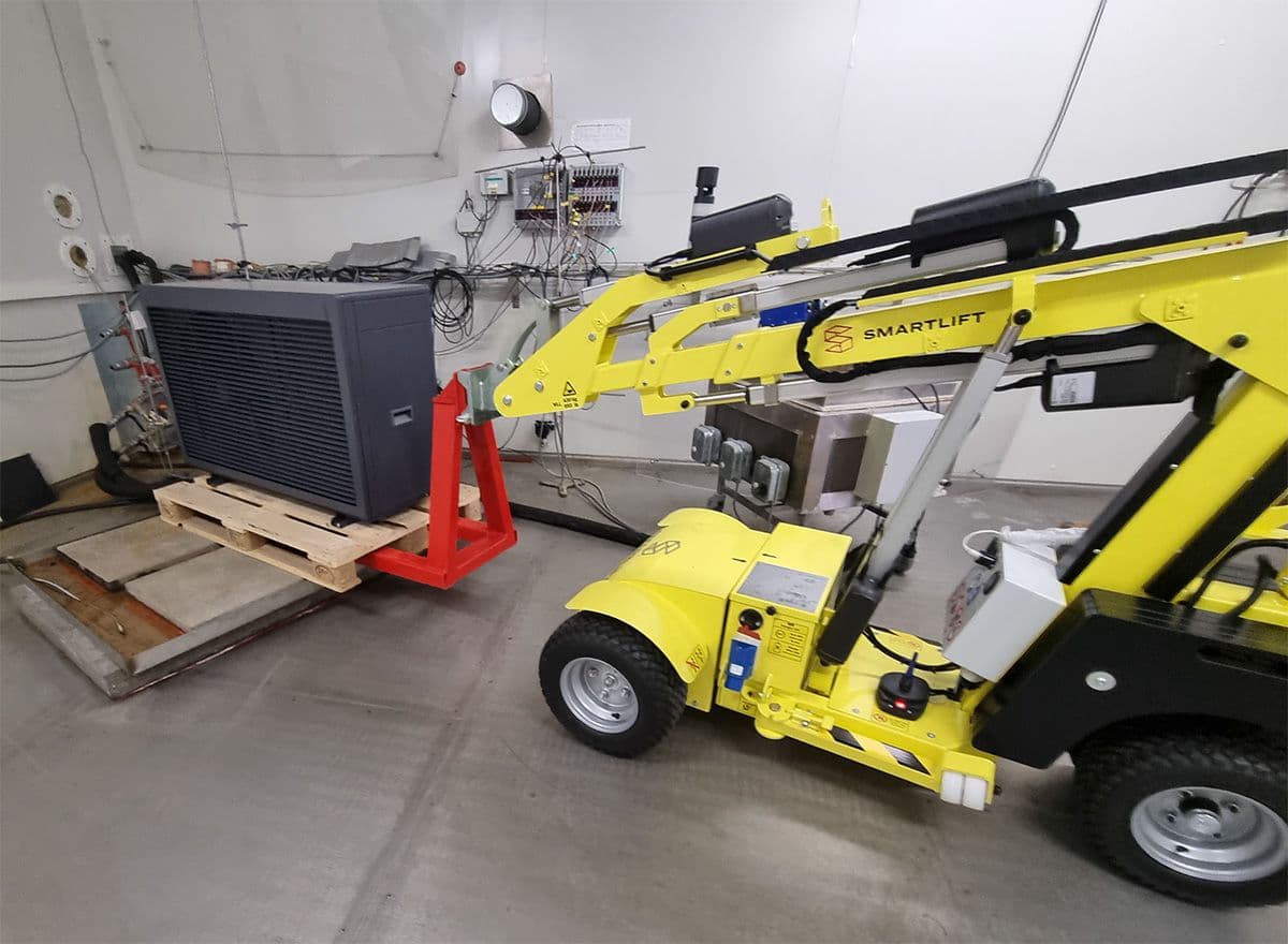 Smartlift multilifter with a pallet lifter is lifting a pallet